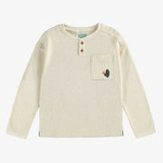 T-shirt à manches longues crème avec col henley en coton gaufré, enfant || Cream long sleeved t-shirt with henley collar in waffled cotton, child