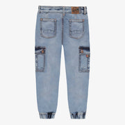 Pantalon coupe régulière avec poche cargo en denim extensible, bleu pâle, enfant || Regular-fit pants with cargo pockets in light blue stretch denim, child