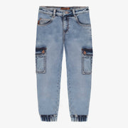 Pantalon coupe régulière avec poche cargo en denim extensible, bleu pâle, enfant || Regular-fit pants with cargo pockets in light blue stretch denim, child