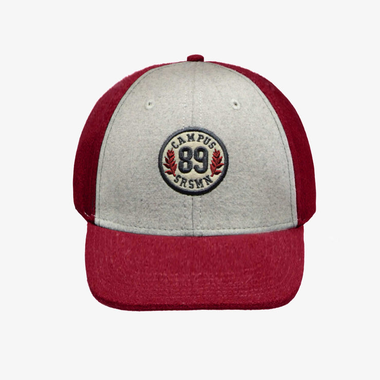 Casquette rouge et grise en feutre avec écusson, enfant || Red and grey felt cap with badge, child