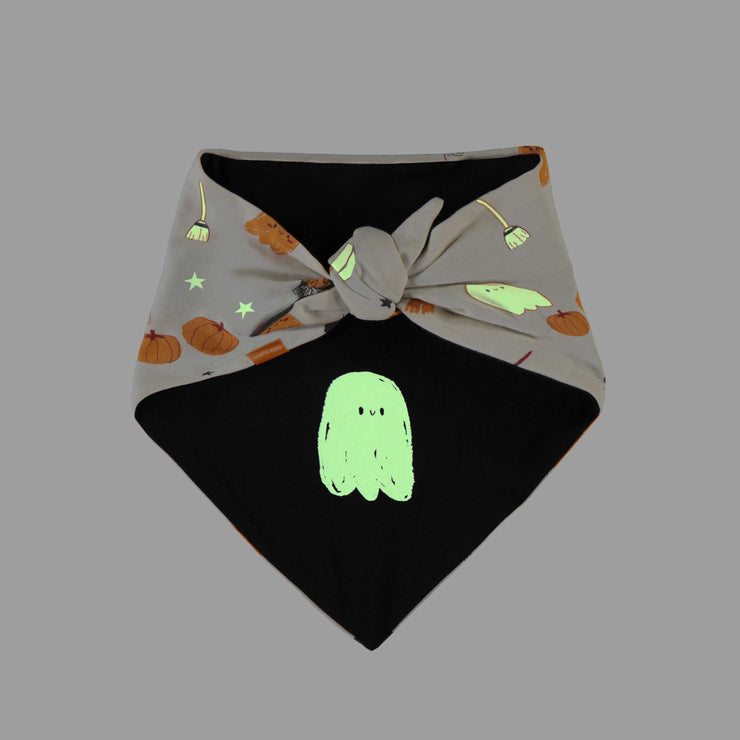 Foulard réversible à motifs d’Halloween phosphorescents pour animaux en jersey extensible || Reversible pet scarf with glow in the dark Halloween all-over print in stretch jersey