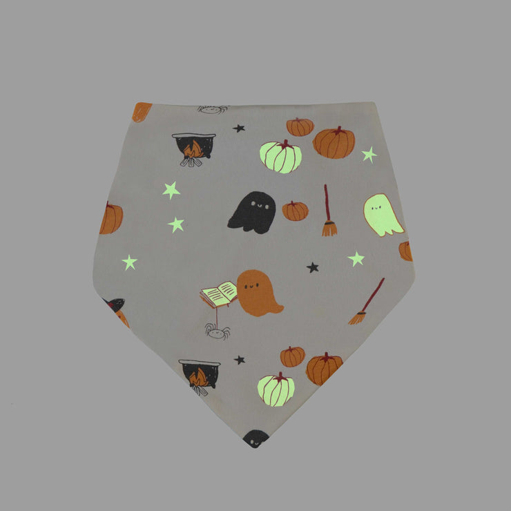 Foulard réversible à motifs d’Halloween phosphorescents pour animaux en jersey extensible || Reversible pet scarf with glow in the dark Halloween all-over print in stretch jersey