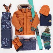 Habit de neige deux pièces rouille avec pantalon de neige bleu à motifs, enfant || Two-piece rust snowsuit with a blue all over print snowpants, child