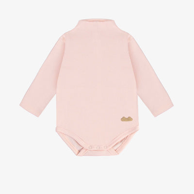 Cache-couche rose pâle à manches longues et col montant en tricot côtelé, naissance || Light pink long-sleeved bodysuit with a high collar in ribbed knit, newborn