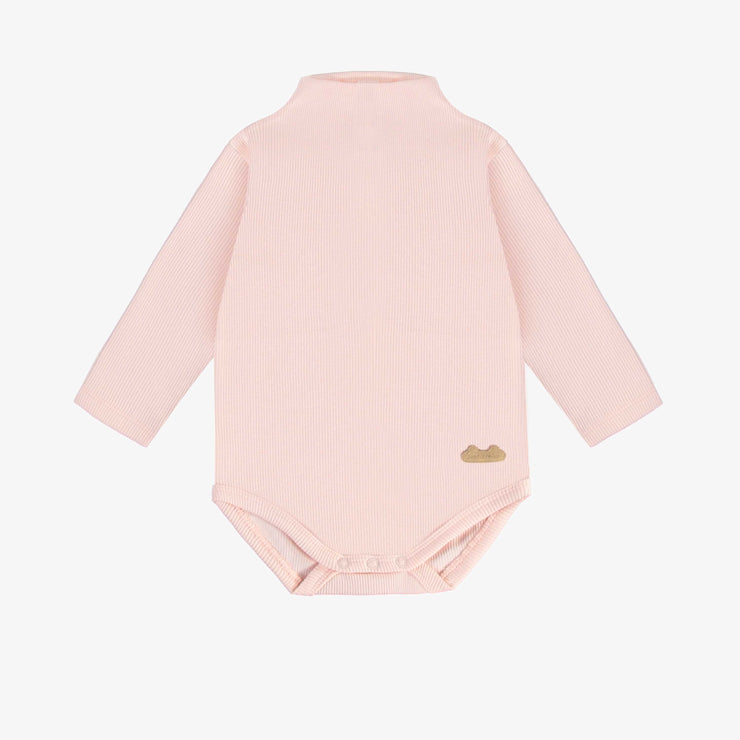 Cache-couche rose pâle à manches longues et col montant en tricot côtelé, naissance || Light pink long-sleeved bodysuit with a high collar in ribbed knit, newborn