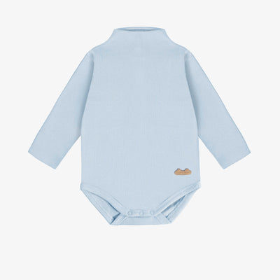 Cache-couche bleu pâle à manches longues et col montant en tricot côtelé, naissance || Light blue long-sleeved bodysuit with a high collar in ribbed knit, newborn