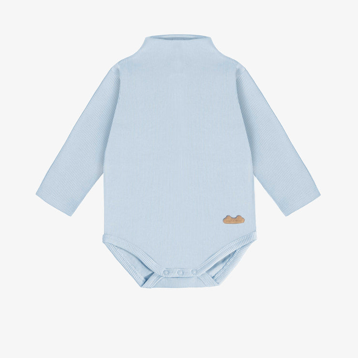 Cache-couche bleu pâle à manches longues et col montant en tricot côtelé, naissance || Light blue long-sleeved bodysuit with a high collar in ribbed knit, newborn