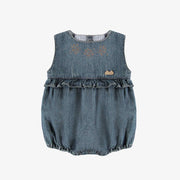 Une pièce coupe ample en denim léger bleu moyen, naissance || Light blue one piece in lightweight denim relaxed fit, newborn