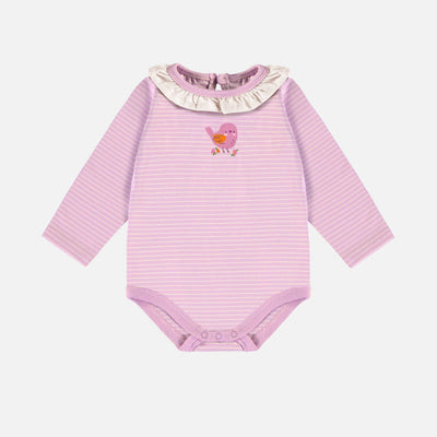 Cache-couche lilas à rayures et volant au col en jersey extensible, naissance || Lilac striped bodysuit with neck flounce in stretch jersey, newborn