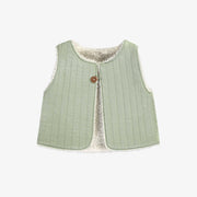 Veste sans manches crème en sherpa réversible verte en jersey matelassé, naissance || Sleeveless cream vest in sherpa reversible sage green in quilted jersey, newborn