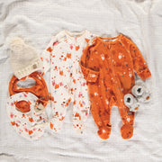 Pyjama une pièce abricot au motifs de renards en velours, naissance || Apricot-colored fox print one piece pajamas in velvet, newborn