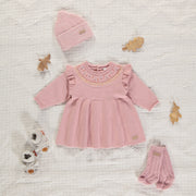 Robe de maille rose à manches longues de coupe ample, naissance || Light pink knitted dress with long sleeves and a loose fit, newborn