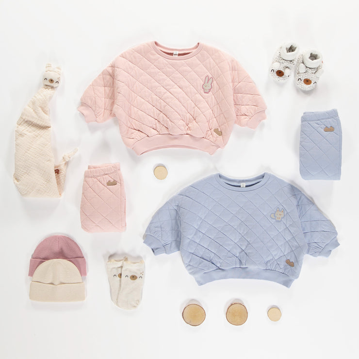 Chandail rose pâle ample en jersey matelassé, naissance || Light pink loose fit crewneck in quilted jersey, newborn