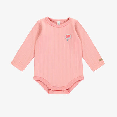 Cache-couche rose en tricot côtelé irrégulier, naissance || Pink bodysuit in irregular rib knit, newborn