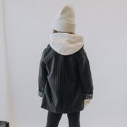 Veston noir et blanc à rayures en gabardine, unisexe, enfant || Black and white striped jacket in gabardine, unisex, child