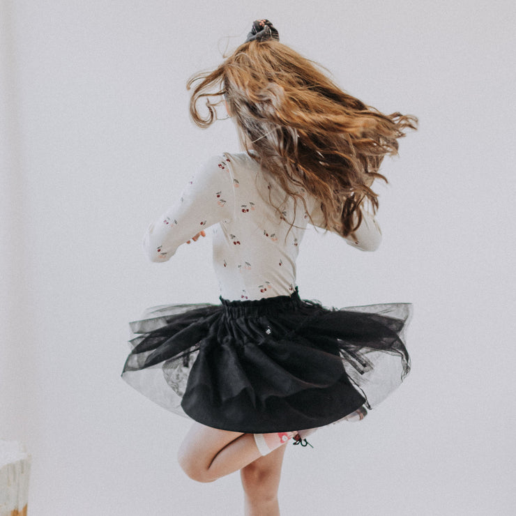 Jupe noire en tulle de polyester, enfant || Black skirt in tulle of polyester, child