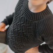 Chandail de maille noir au motif tressé, enfant || Black knitted sweater with braided pattern, child