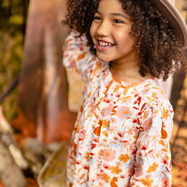 Robe crème manches longues à motifs de fleurs en viscose, enfant || Cream dress with long sleeves and flower all over print in viscose, child