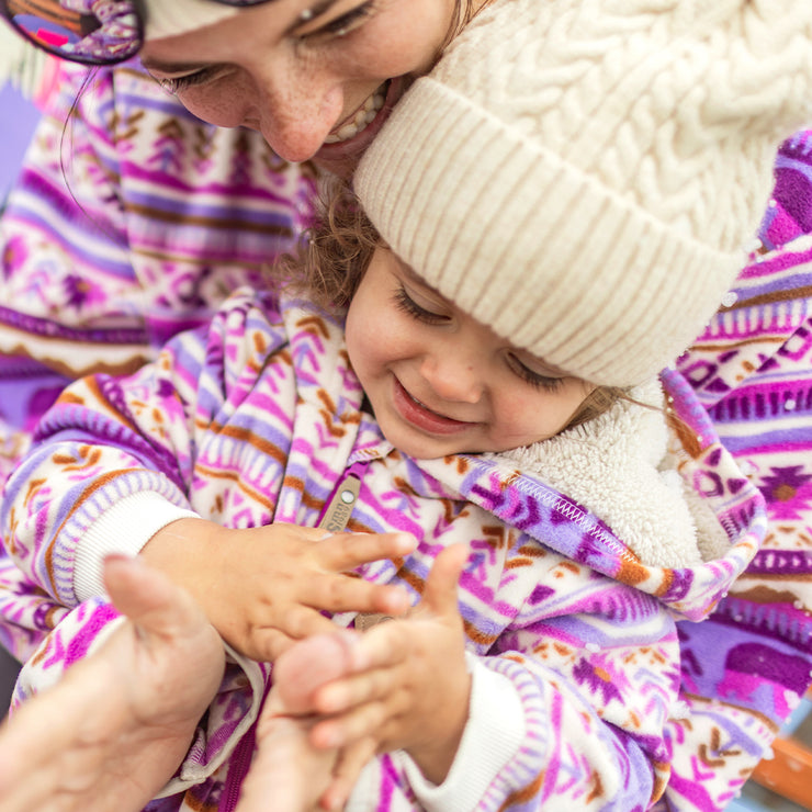 Une pièce mauve et crème avec motifs hivernaux et capuchon en polar, bébé || Purple and cream one piece with winter pattern and hood in fleece, baby