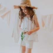 Camisole crème avec broderies en voile de coton, enfant || Cream tank top with embroideries in cotton veil, child