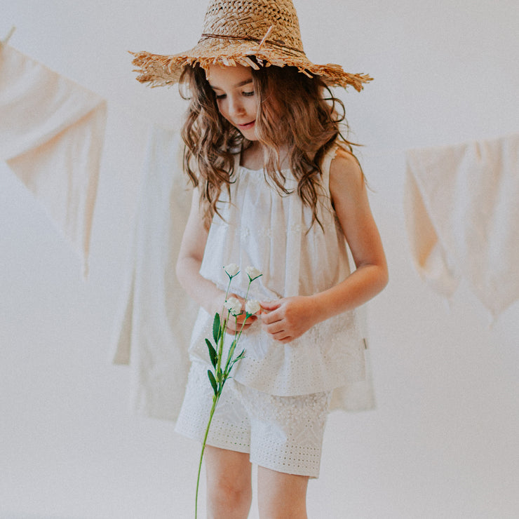 Short crème avec broderies en voile de coton, enfant || Cream embroidered short in cotton veil, child