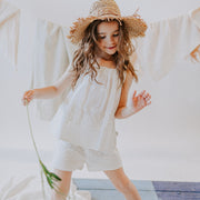 Camisole crème avec broderies en voile de coton, enfant || Cream tank top with embroideries in cotton veil, child