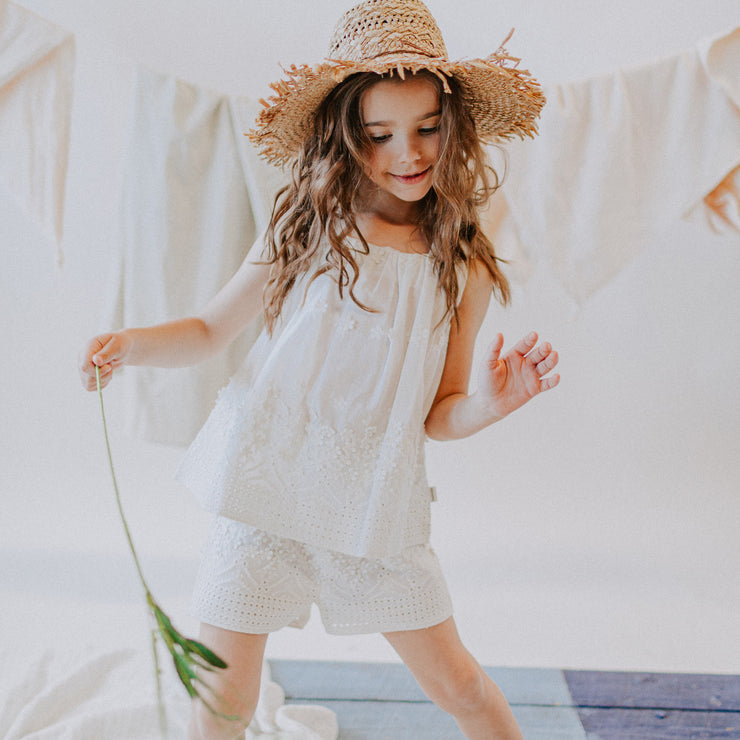 Short crème avec broderies en voile de coton, enfant || Cream embroidered short in cotton veil, child